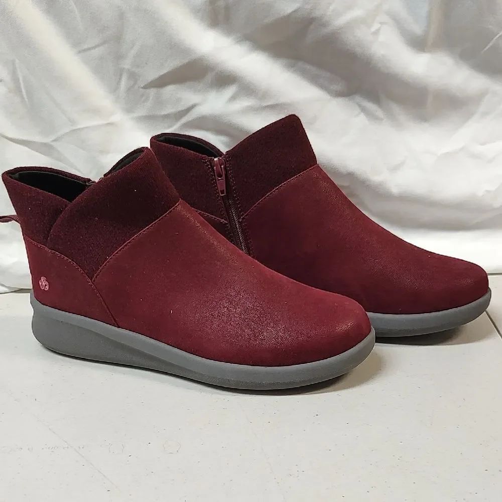 Clarks Women's 7.5W Maroon Ankle Booties - New